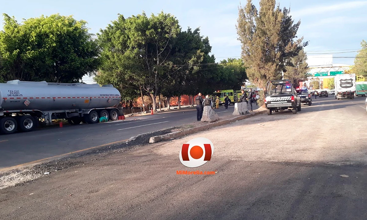 Tráiler derrama líquido en salida a Salamanca y genera caos vial