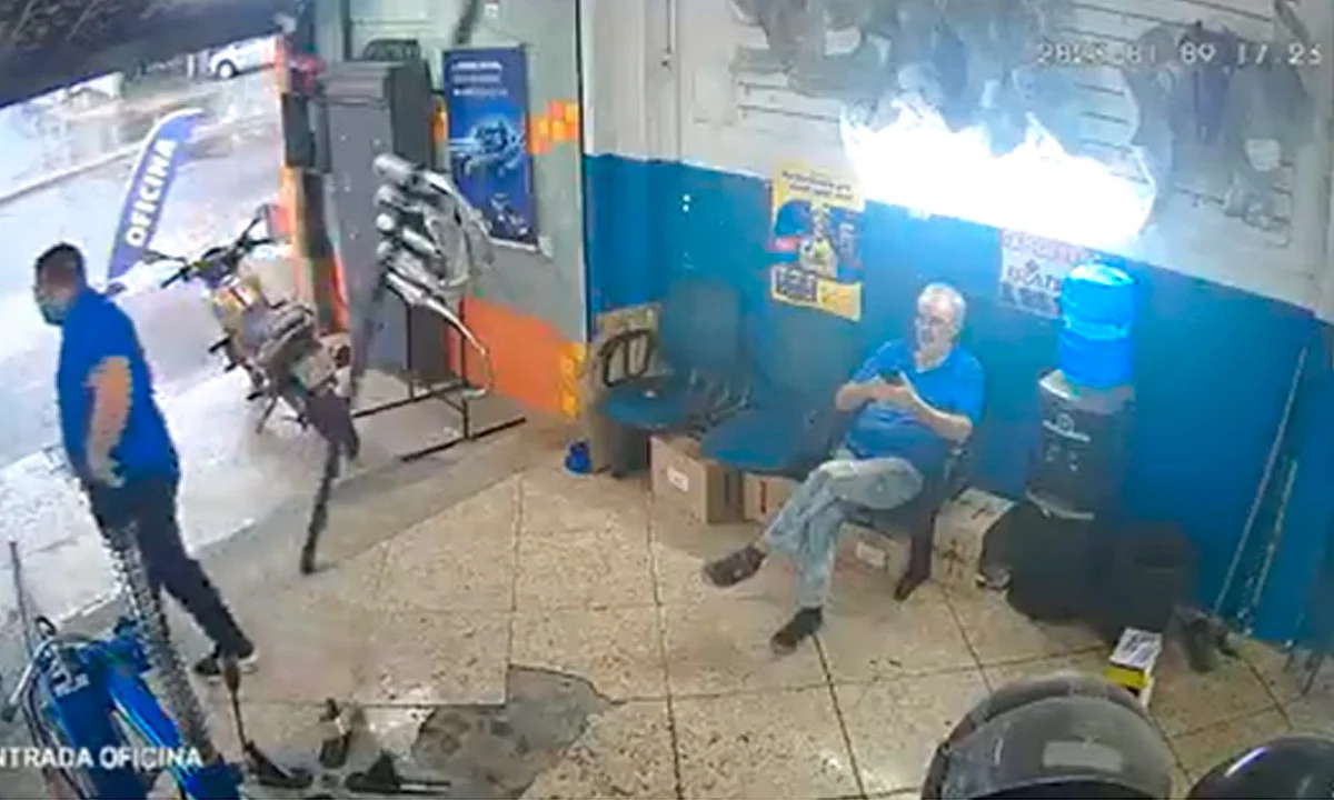 ¿Mala suerte? Hombre sufre doble golpe con el mismo objeto en pocos segundos
