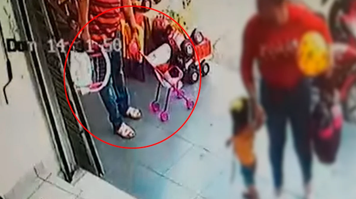 Michoacán: frente a su hija, papá "le ayuda" a los Reyes y se roba una carriola de juguete