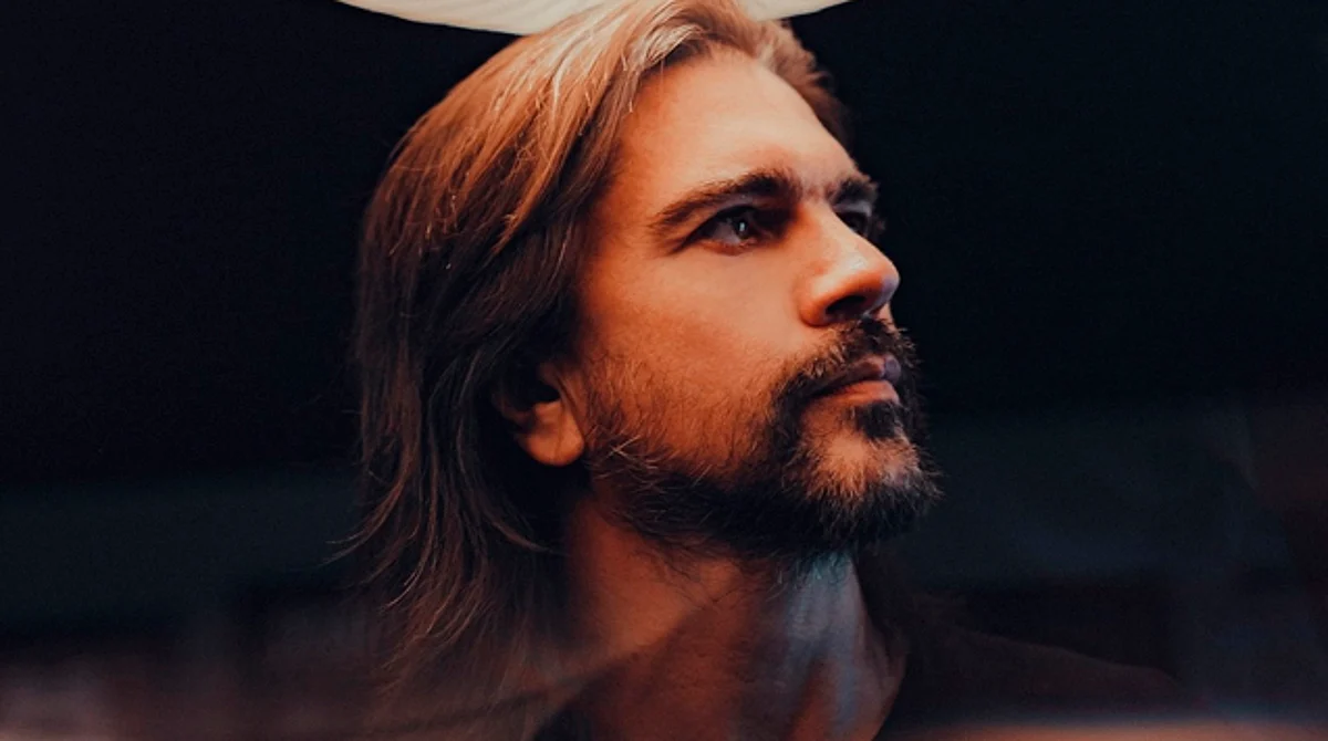 Juanes reaparece en traje de baño y con perfecta "v" a los 50 años