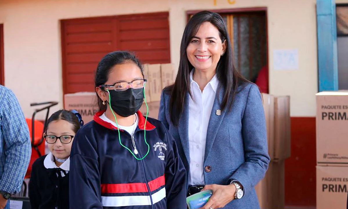 El compromiso es seguir trabajando para mejorar las condiciones de los estudiantes en Michoacán, señaló la secretaria de Educación
