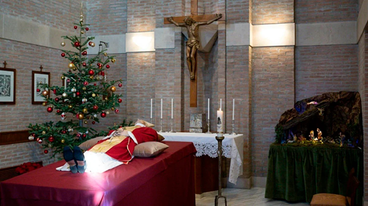Restos de Benedicto XVI ya están expuestos en la capilla ardiente del Vaticano