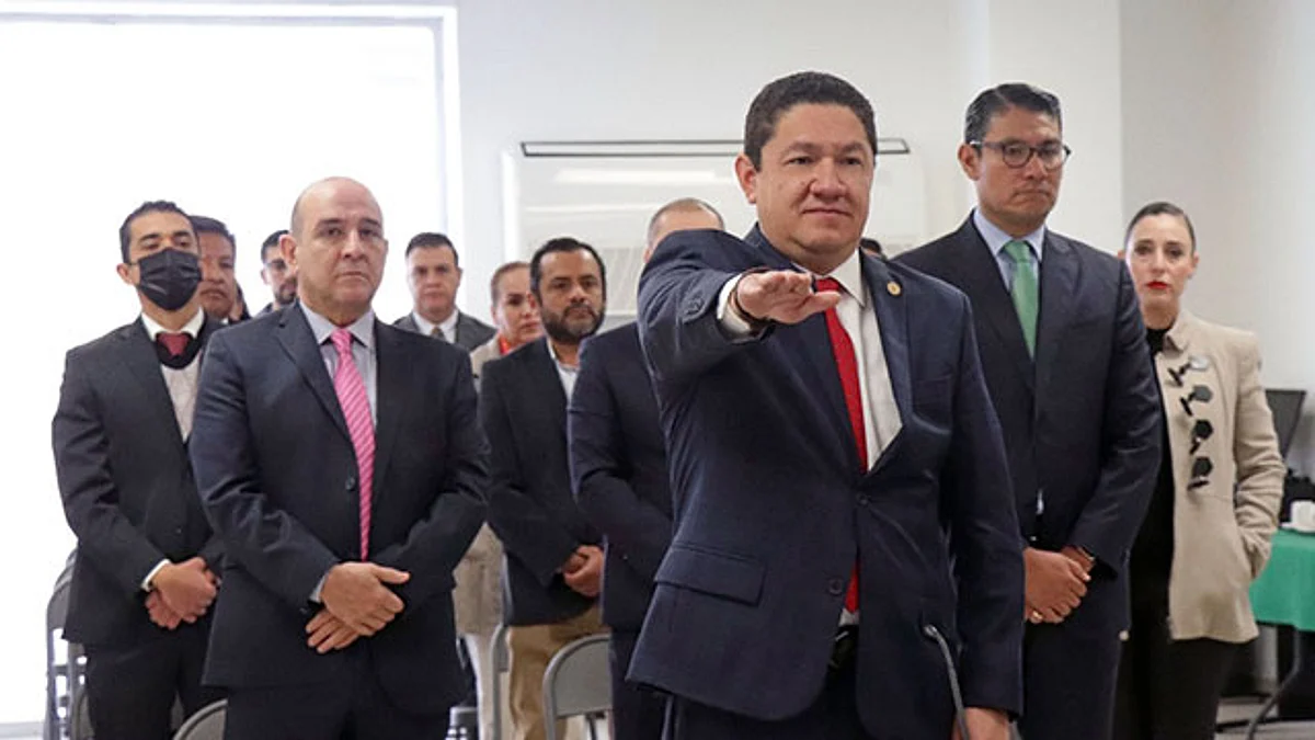 Es Licenciado en Derecho por la Universidad La Salle, y Maestro en Derecho Civil