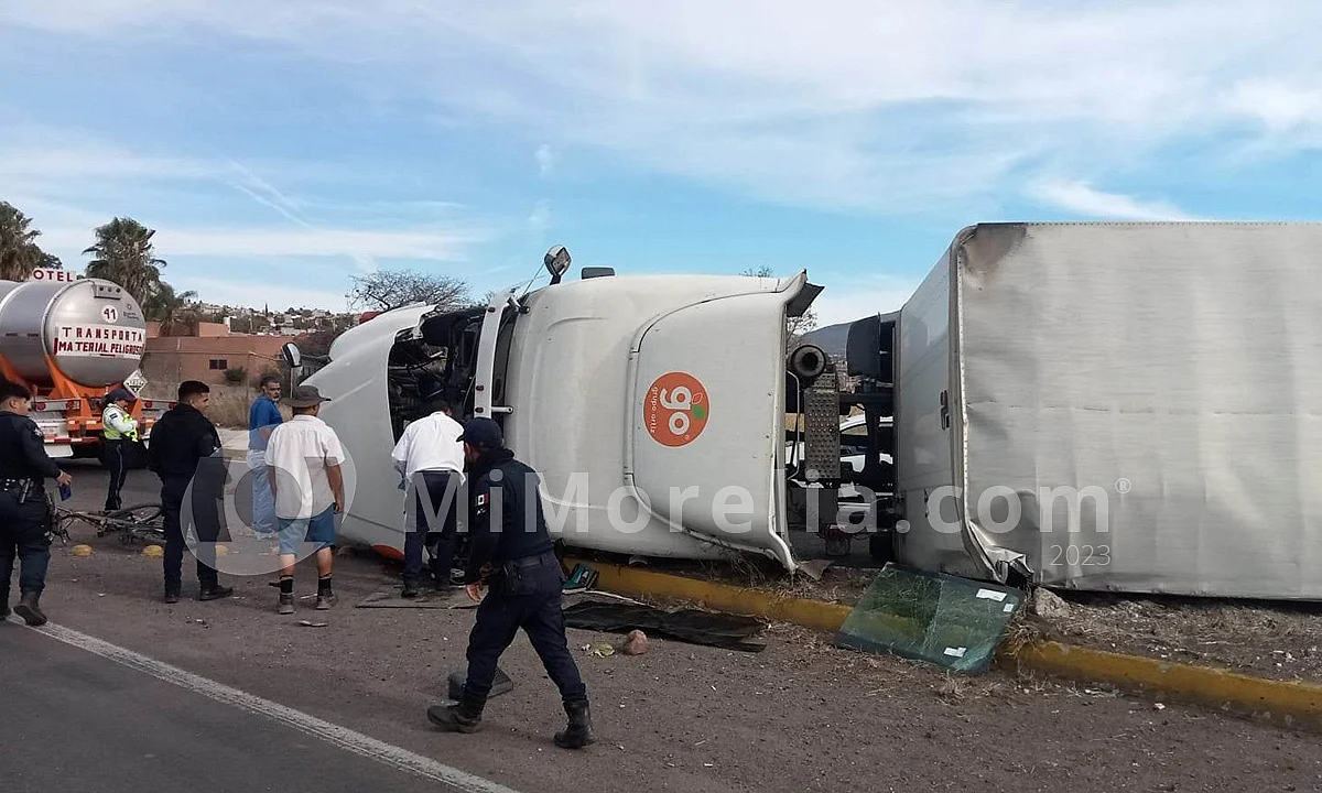 Sin lesionados por volcadura de tráiler al norte de Morelia