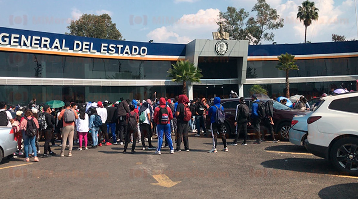 Normalistas llegan a la FGE y exigen eliminación de denuncias a compañeros