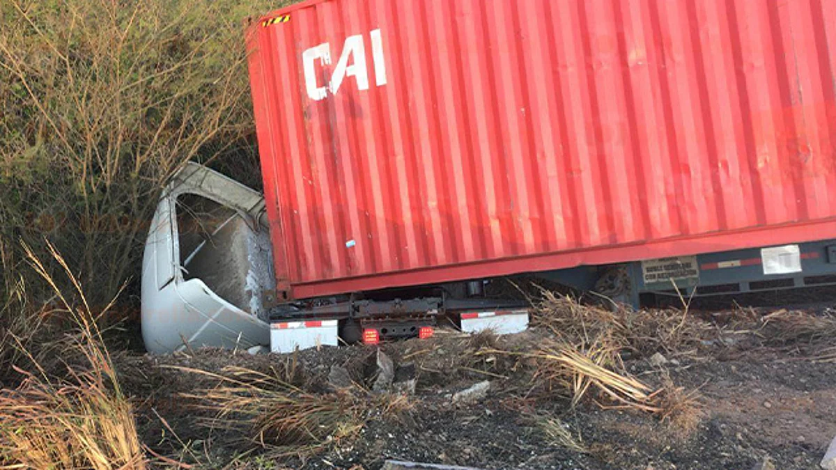 Se sale tráiler del camino en la Siglo XXI; no hay lesionados