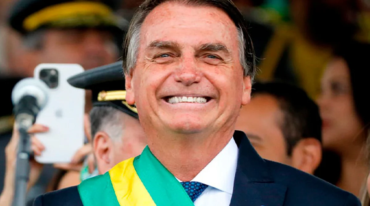 Hospitalizan a Bolsonaro en medio de protestas en Brasil