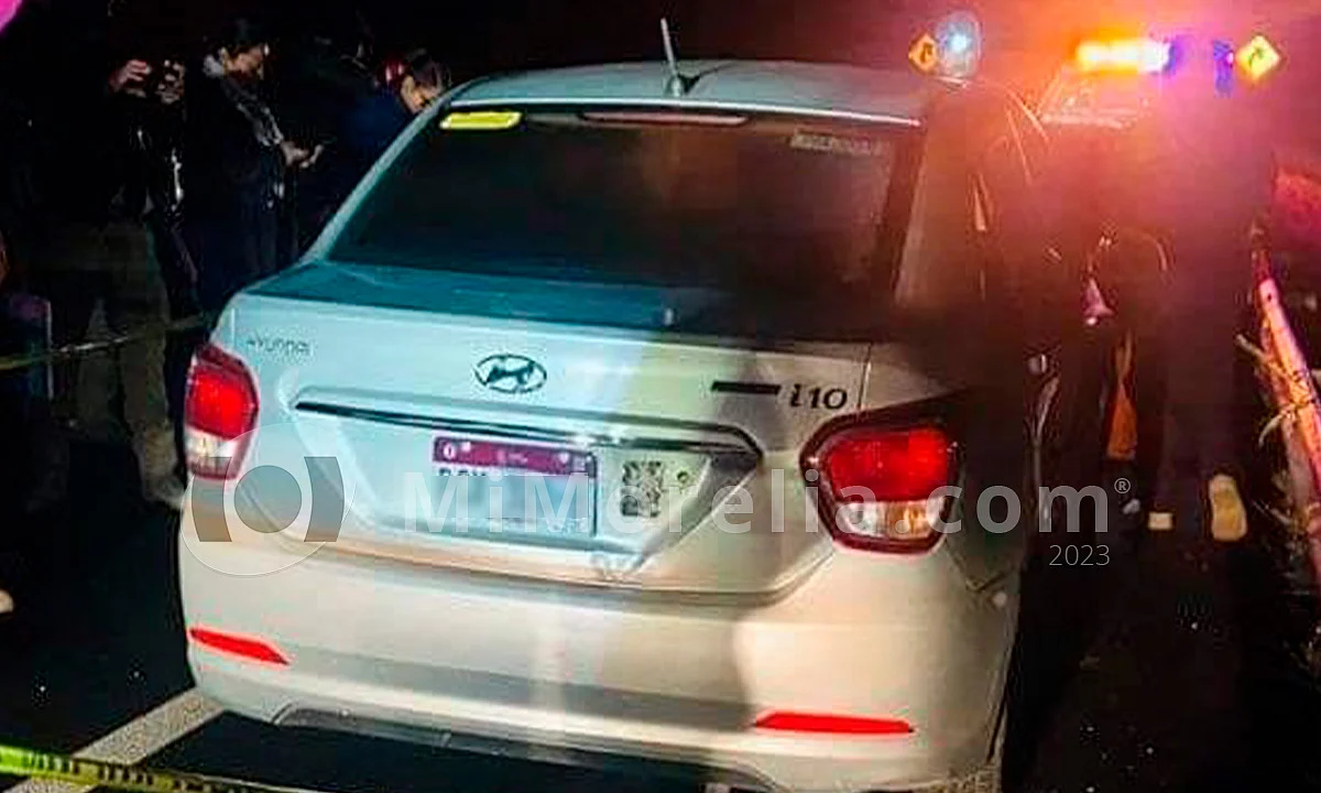 Hallan dos cadáveres maniatados en auto abandonado en autopista de Michoacán