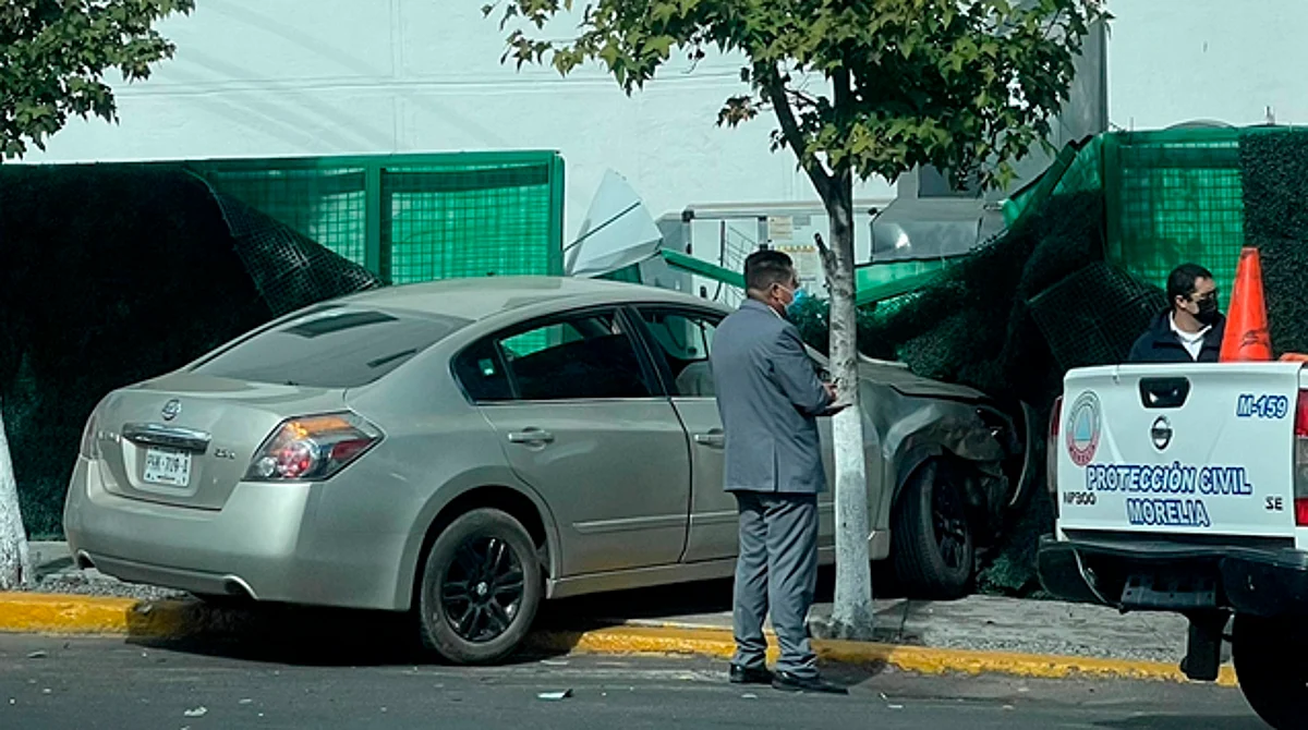 Autos chocan y casi uno se mete a hospital en Morelia