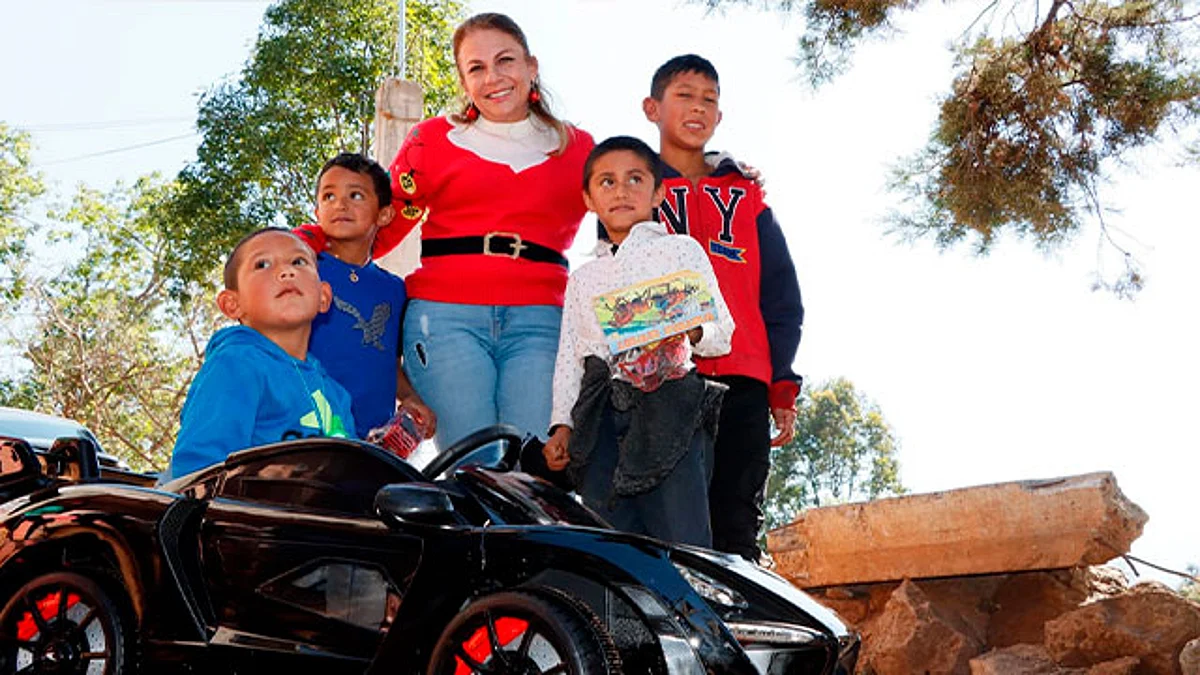 La diputada entregó un vehículo eléctrico enviado por los tres Reyes Magos al pequeño Ángel Hernández García