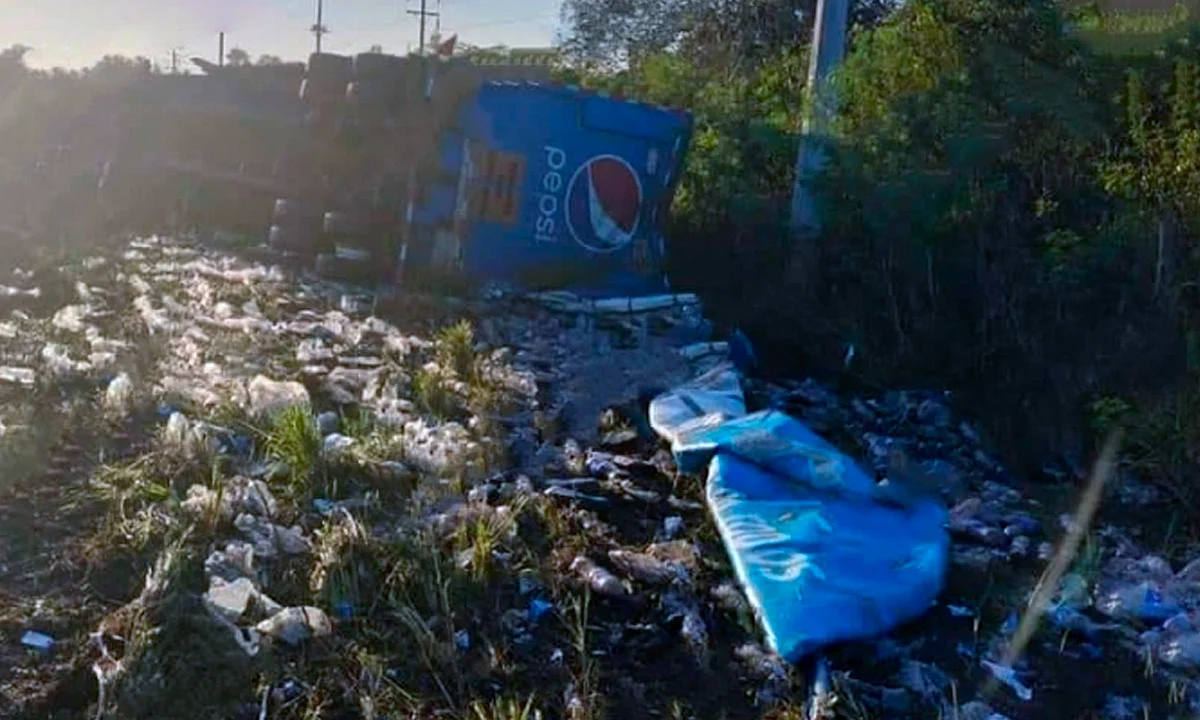 Camión de Pepsi vuelca y habitantes rapiñan la mercancía, en Yucatán