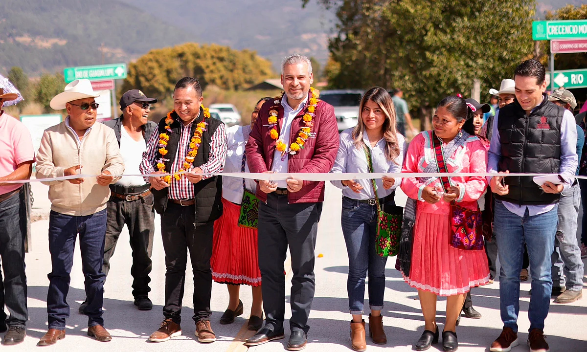 Inaugura Bedolla obras públicas en colonias y comunidades indígenas de la región Oriente