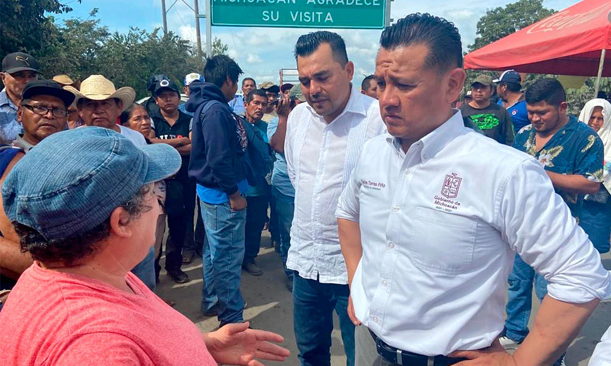 El secretario de Gobierno y el secretario de Seguridad Pública sostuvieron una reunión con representantes de comunidades de Aquila para atender sus planteamientos