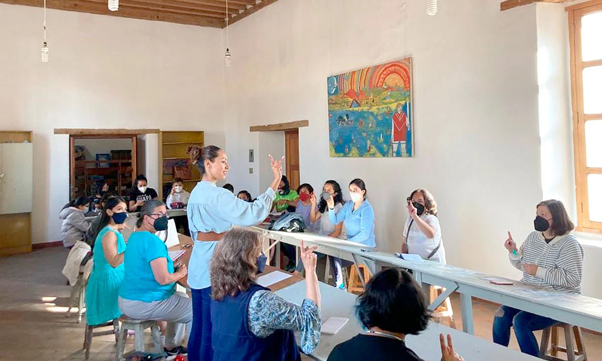 Ofrecen Modelado con barro y arcilla; Danza para aliviar el estrés; Yoga para niñas y niños; Guitarra; Dibujo a lápiz, pastel y óleo; Teclado electrónico y Ballet