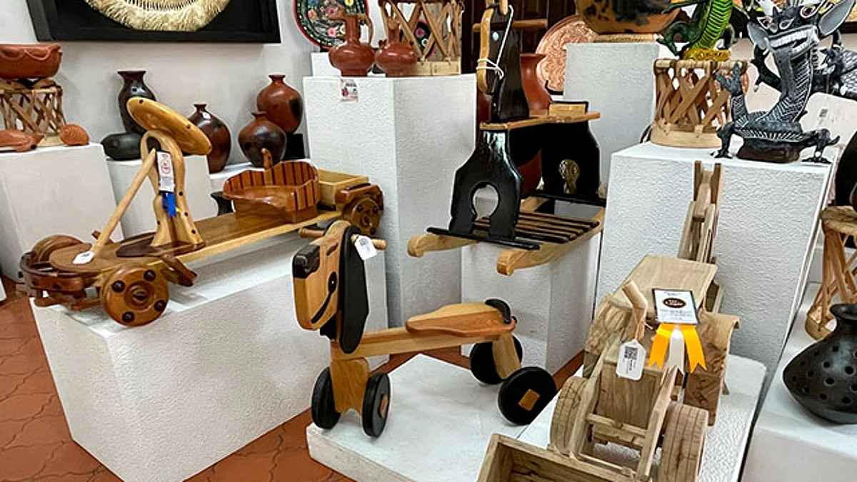 La "Casa de las Artesanías" se ubica en el centro de Morelia, a un costado del templo de San Francisco, frente a la Plaza Valladolid, en horario de 10:00 a 18:00 horas