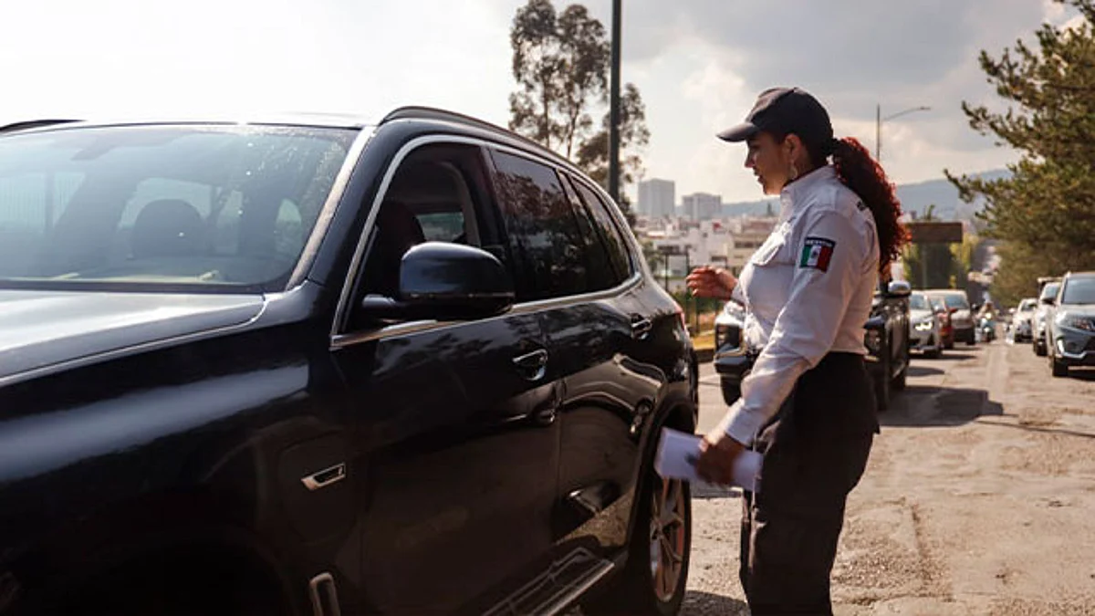 Hacer alto total y respetar prioridad de vehículo en rotonda, puntos clave