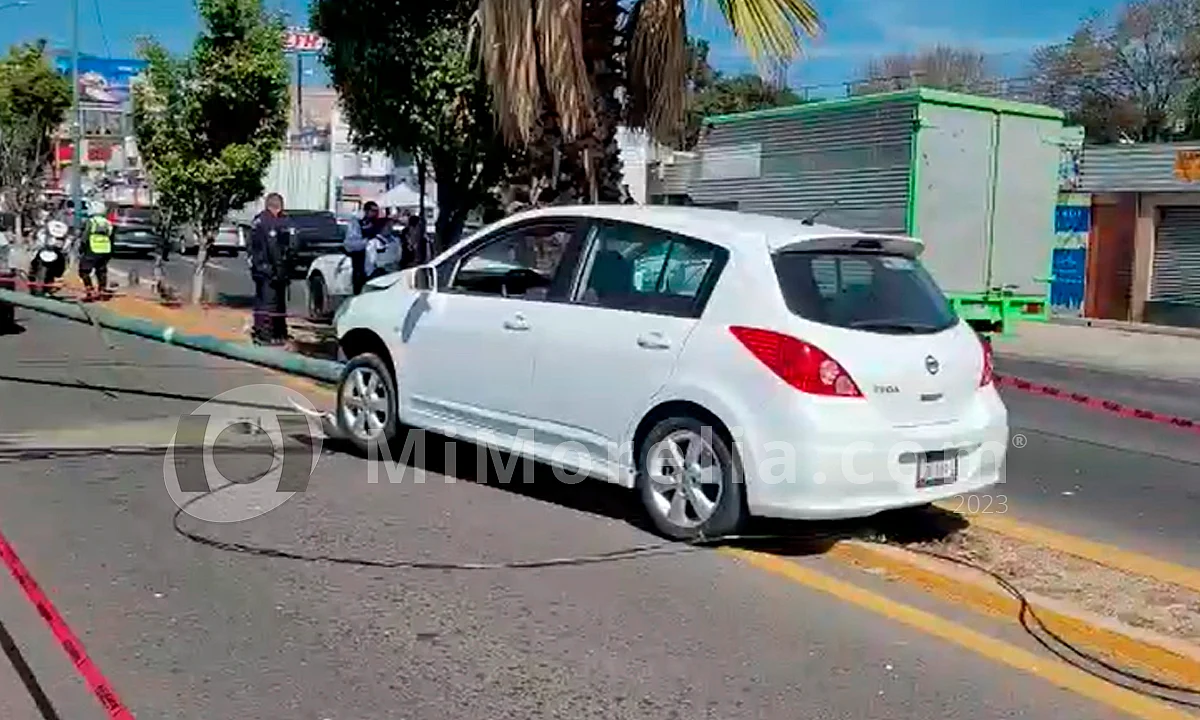 Conductor pierde control de su auto y termina sobre camellón en Morelia