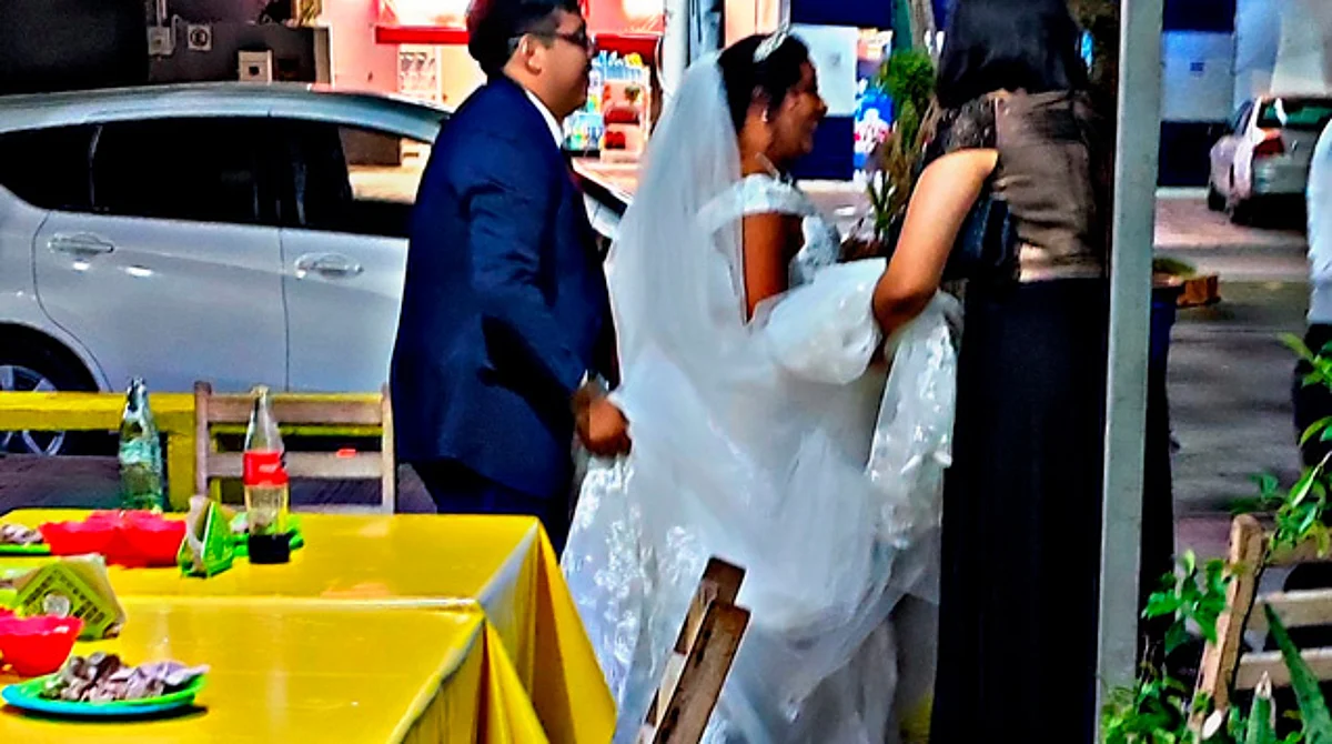Recién casados celebran boda en puesto de tacos