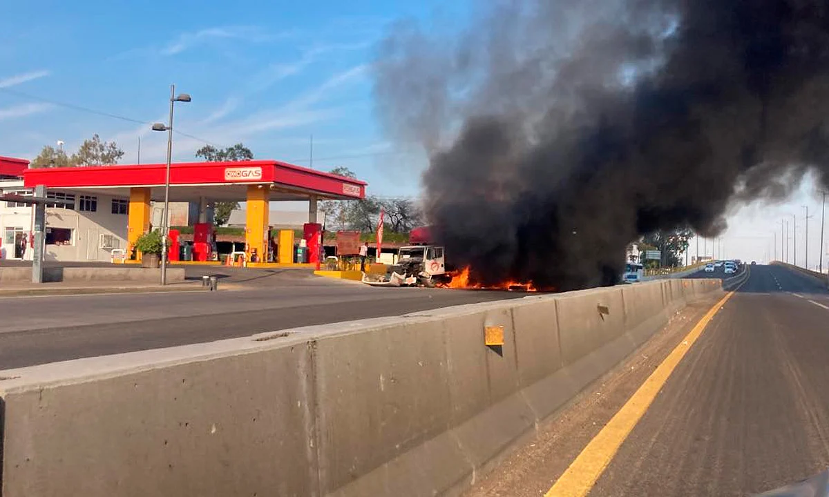 Se incendia camión cerca de una gasolinera en la salida a Quiroga