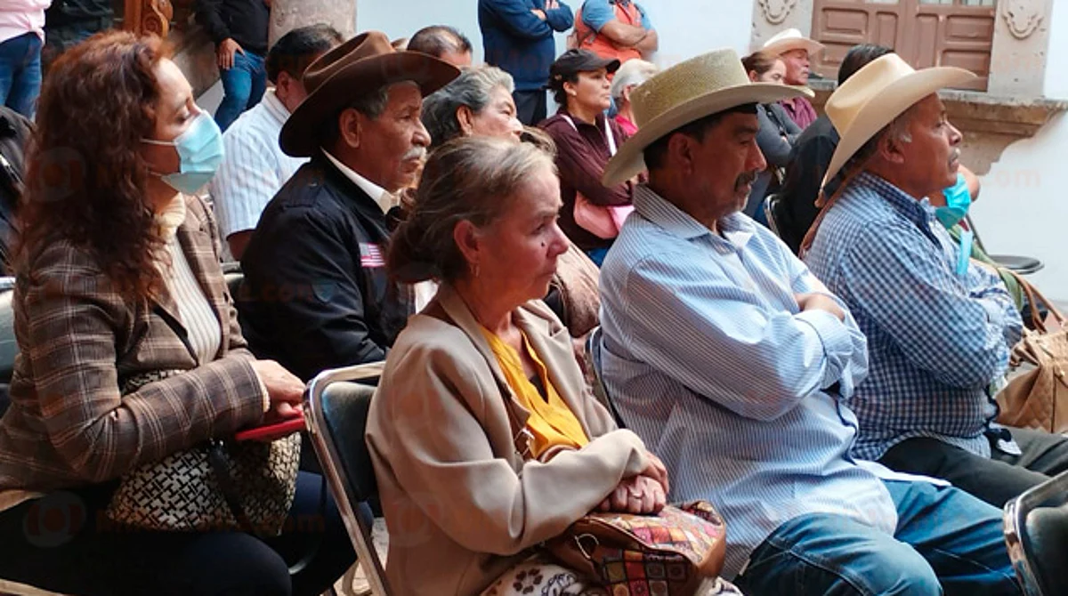 Asociaciones y Congreso, entregan más de 200 Visas a adultos mayores