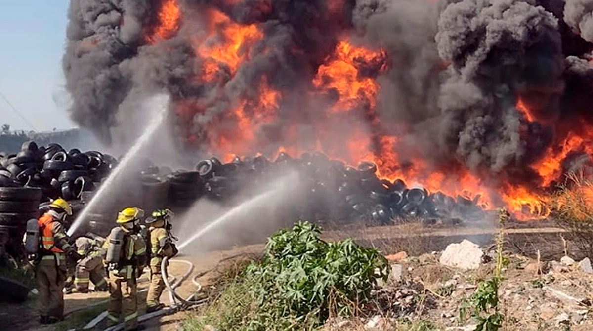 Atiende PC estatal incendio en recicladora en Tarímbaro