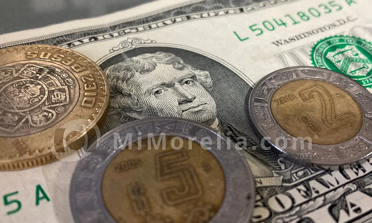 Dólar ya se compra en 17 pesos