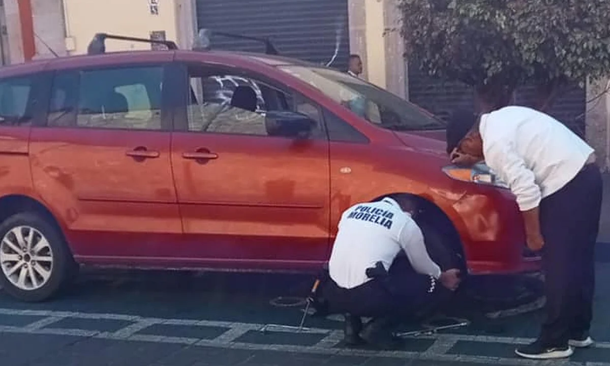 Policías ayudan a abuelito a cambiar llanta, en Morelia