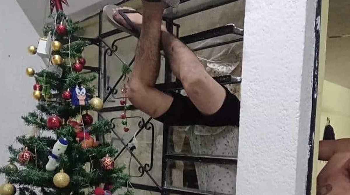 ¡No era Santa! Ladrón se queda atorado en ventana de casa donde iba a robar