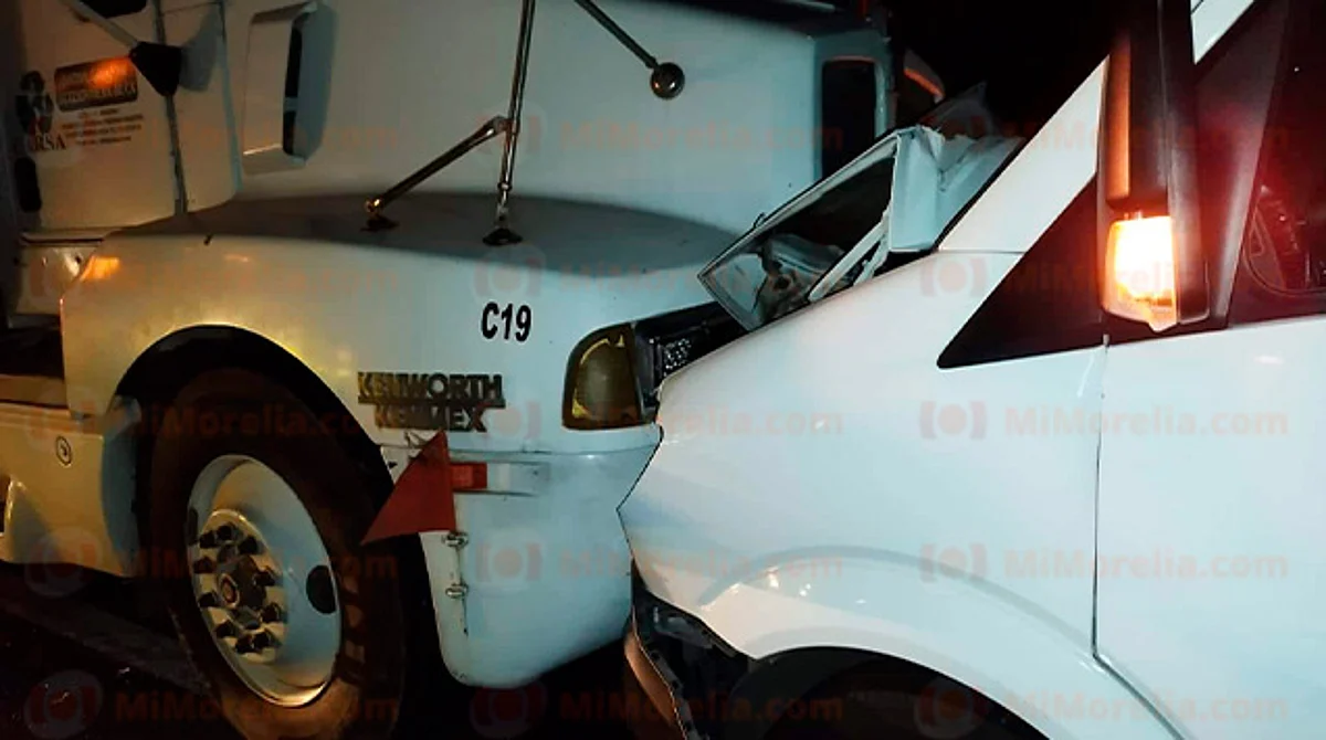 Abandonadas, hallan tráiler y camioneta chocadas y con rastros de sangre en la Siglo XXI