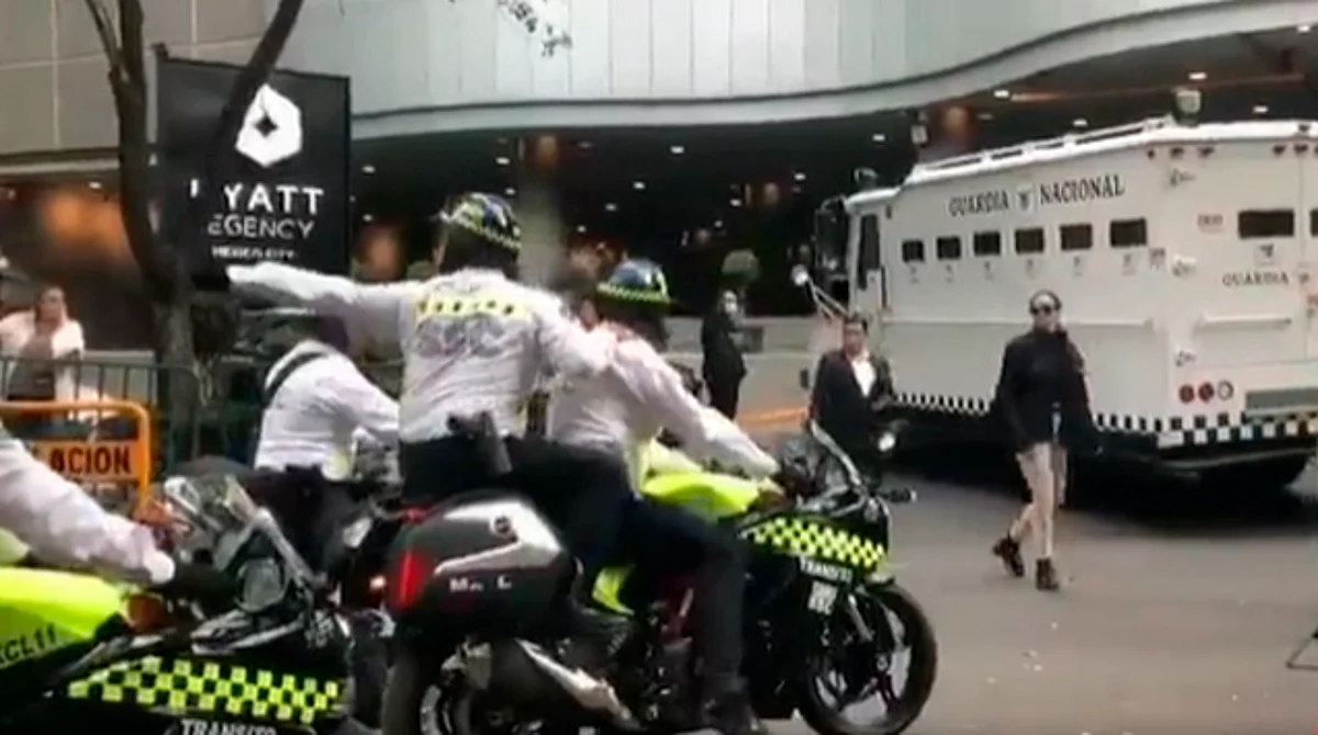 "Traigo al de Canadá"; policía se hace viral en cerco de máxima seguridad