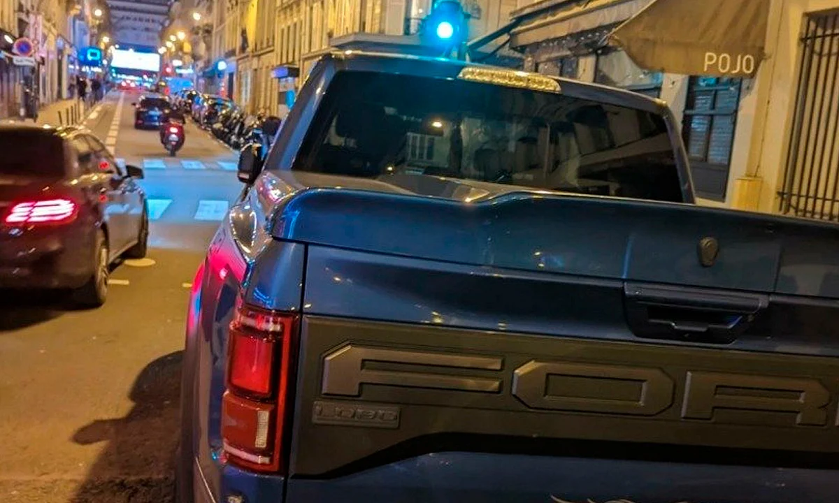 Encuentran "troca" con placas de Sinaloa en calles de París