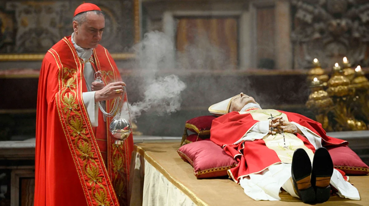 Fieles despiden restos mortales de Benedicto XVI en la basílica de San Pedro