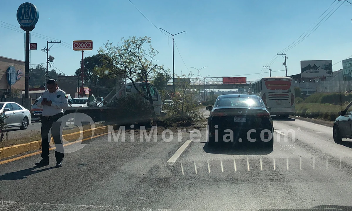 Camión queda atravesado en camellón en la Morelia- Salamanca