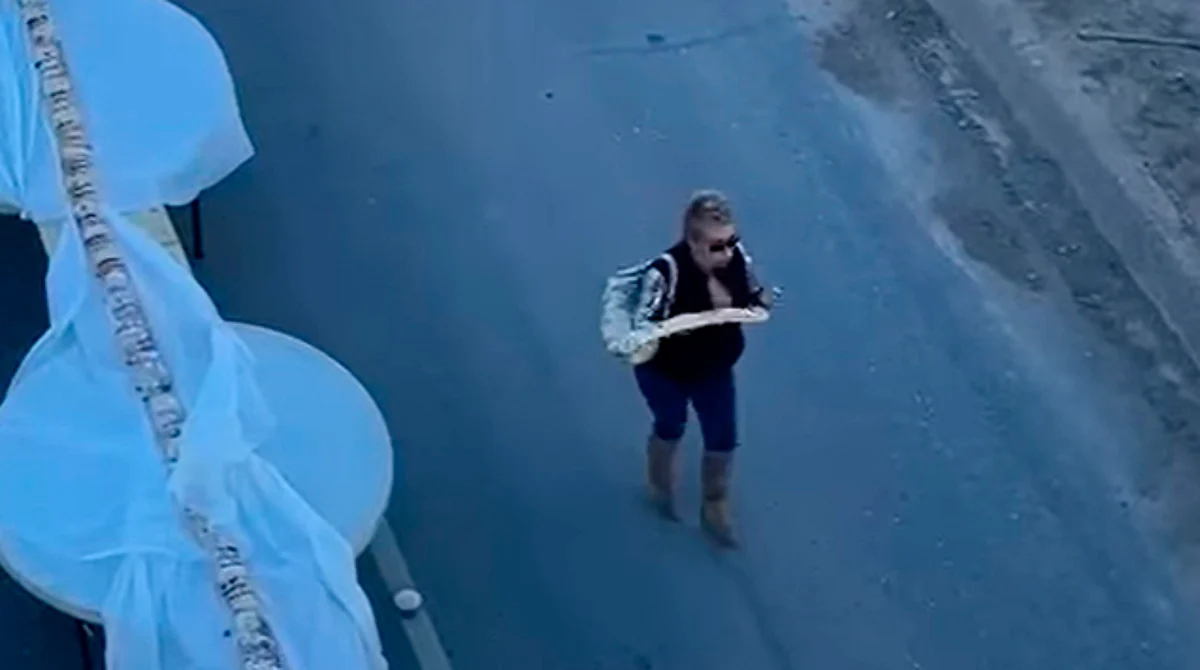 Mujer roba pedazo de rosca gigante y casi arruina Récord Guinness