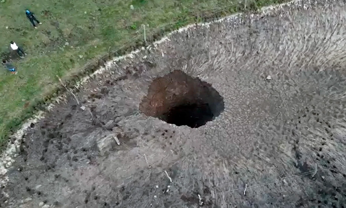 Enorme socavón genera preocupación en habitantes de San Luis Potosí