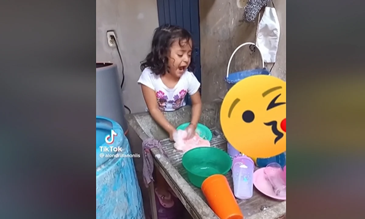 Niña canta "Que agonía" con todo el sentimiento mientras talla trastes