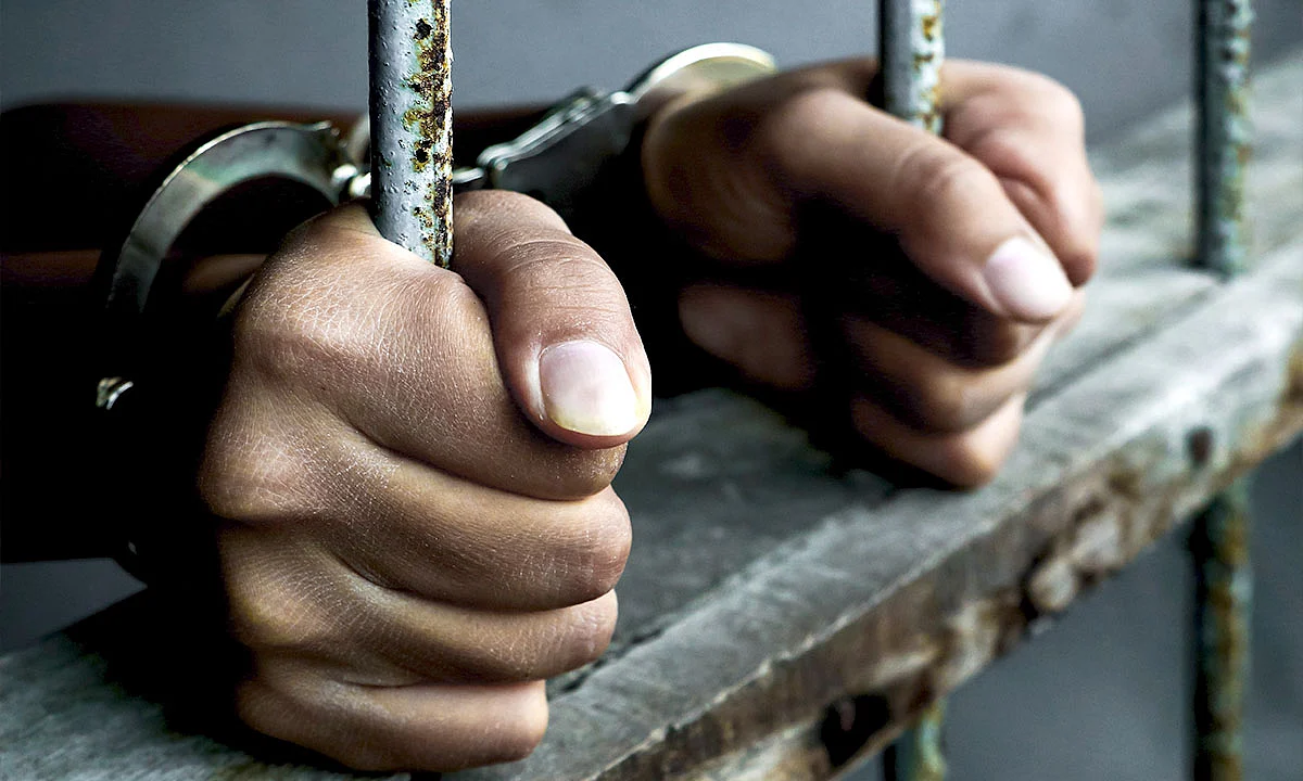 El detenido será presentado en audiencia, donde un Juez de Control resolverá su situación legal