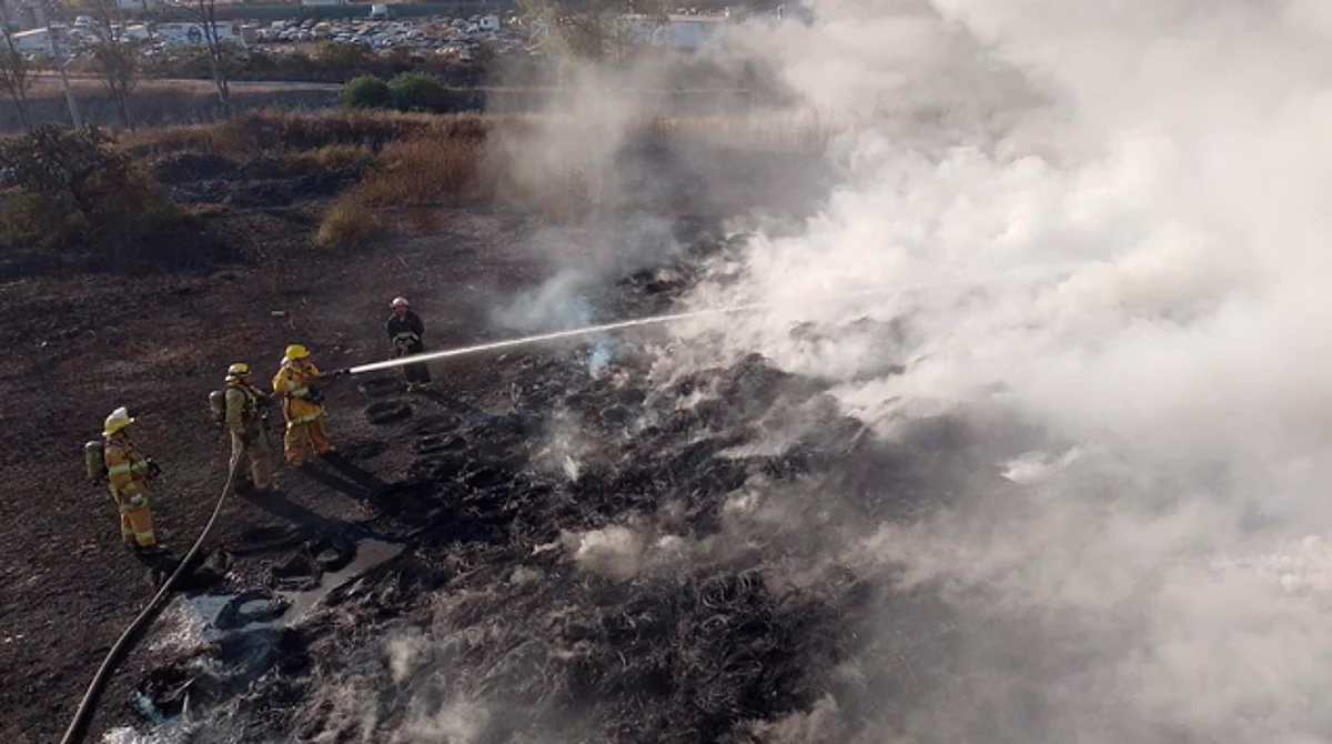 Continúan trabajos para sofocar incendio en depósito de llantas en Tarímbaro