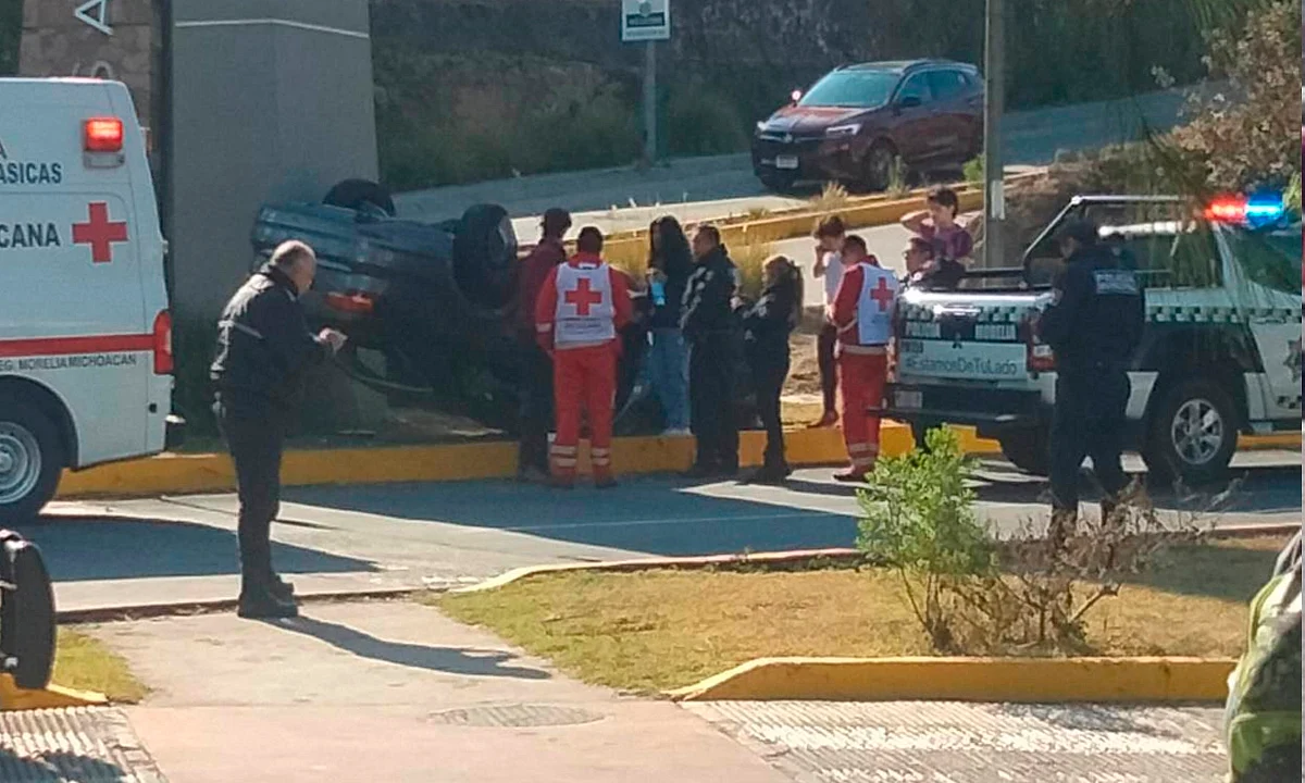 Vuelca vehículo en Morelia; terminó con las llantas hacia arriba