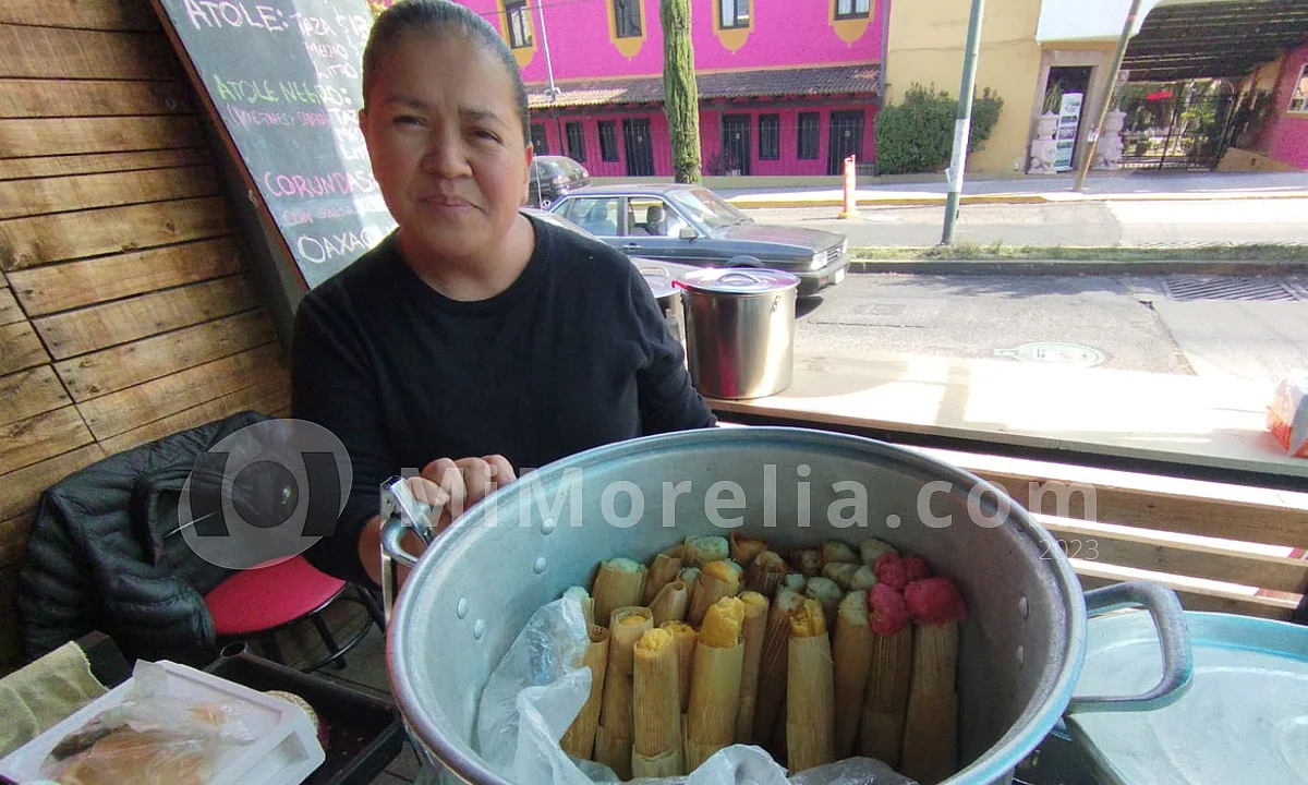 Desde los 7 años doña Mónica se ha dedicado a vender tamales en Morelia
