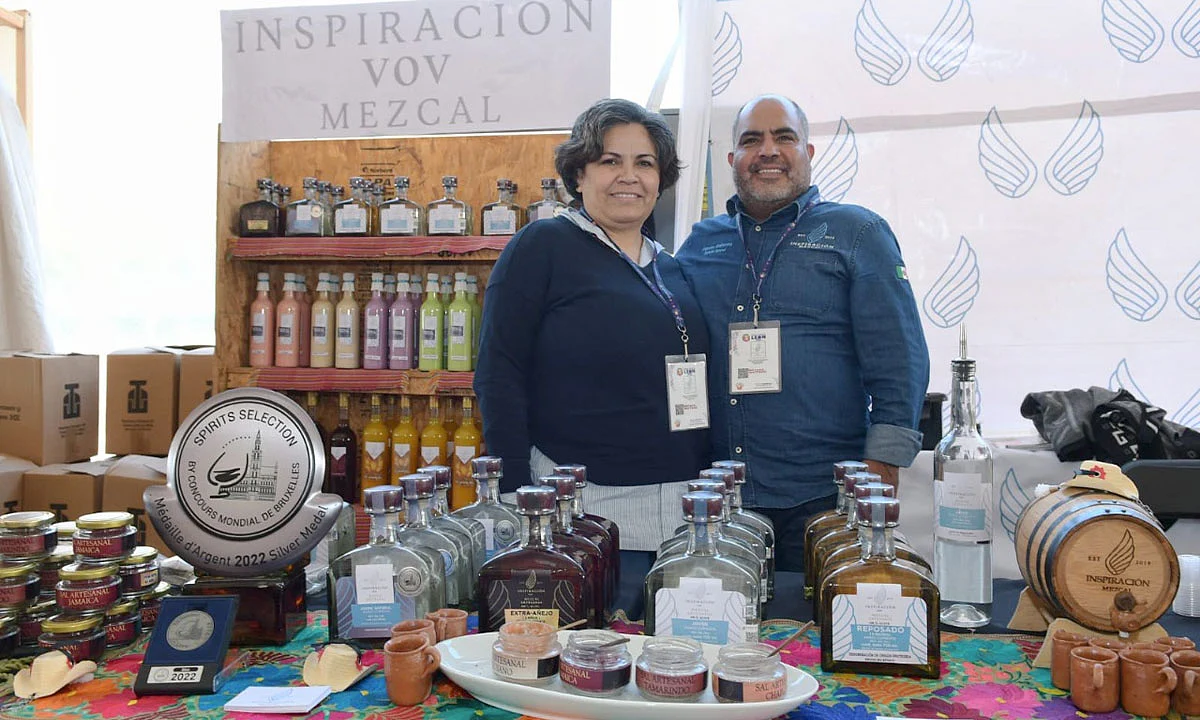 El mezcal "Inspiración" ha recibido apoyo de la Sedeco en diferentes fases de su desarrollo empresarial