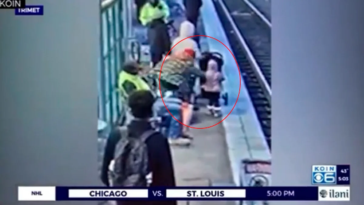Captan momento en que mujer empuja a niñita a las vías del metro, en EU