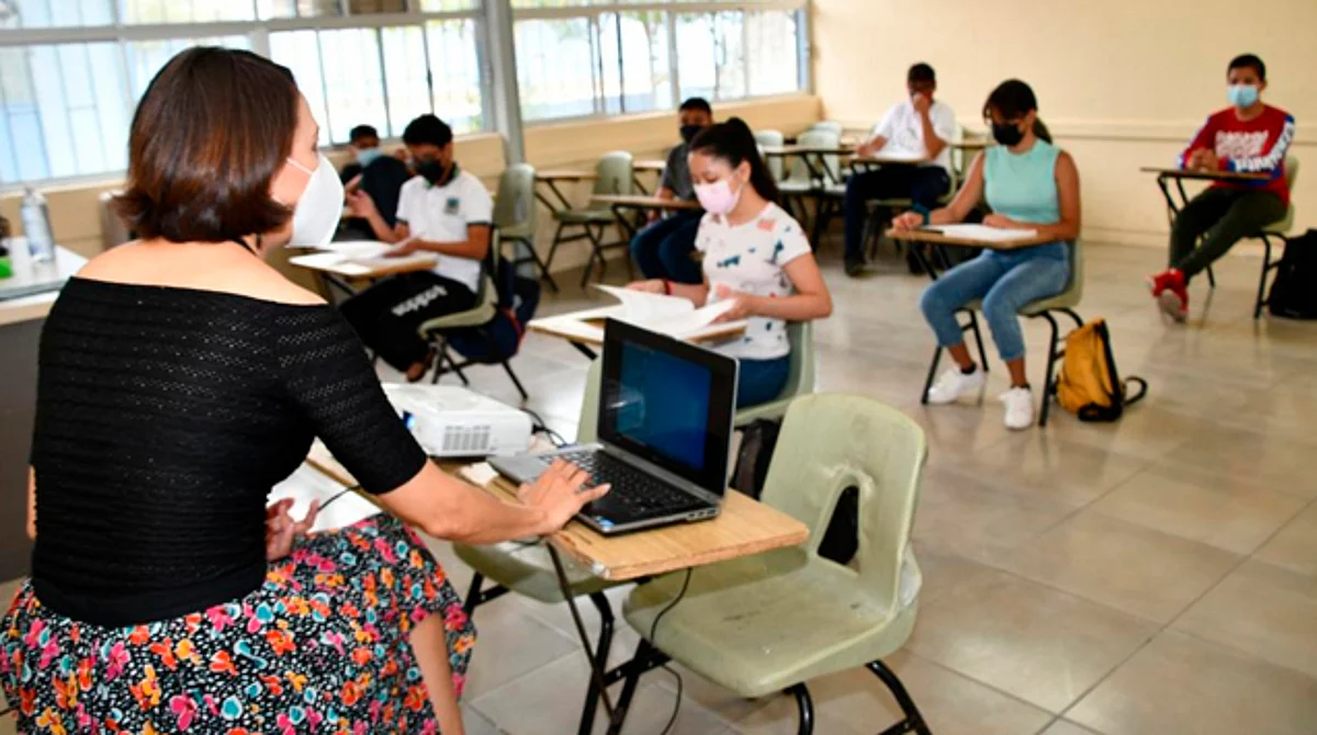 Regresan a clases más de un millón de alumnos este lunes en Michoacán