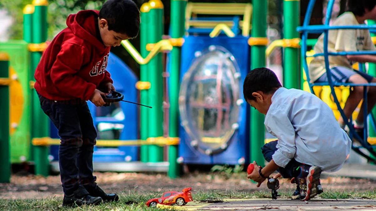 Niños y niñas disfrutan de sus juguetes en el Parque Infantil 150