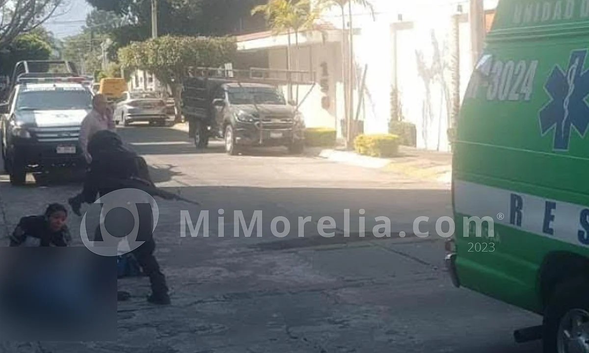 Cae de un segundo piso cuando limpiaba una ventana y muere, en Michoacán