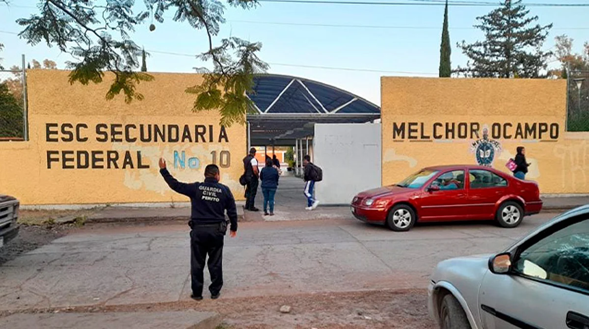Resguardan policías escuelas en regreso a clases en Morelia