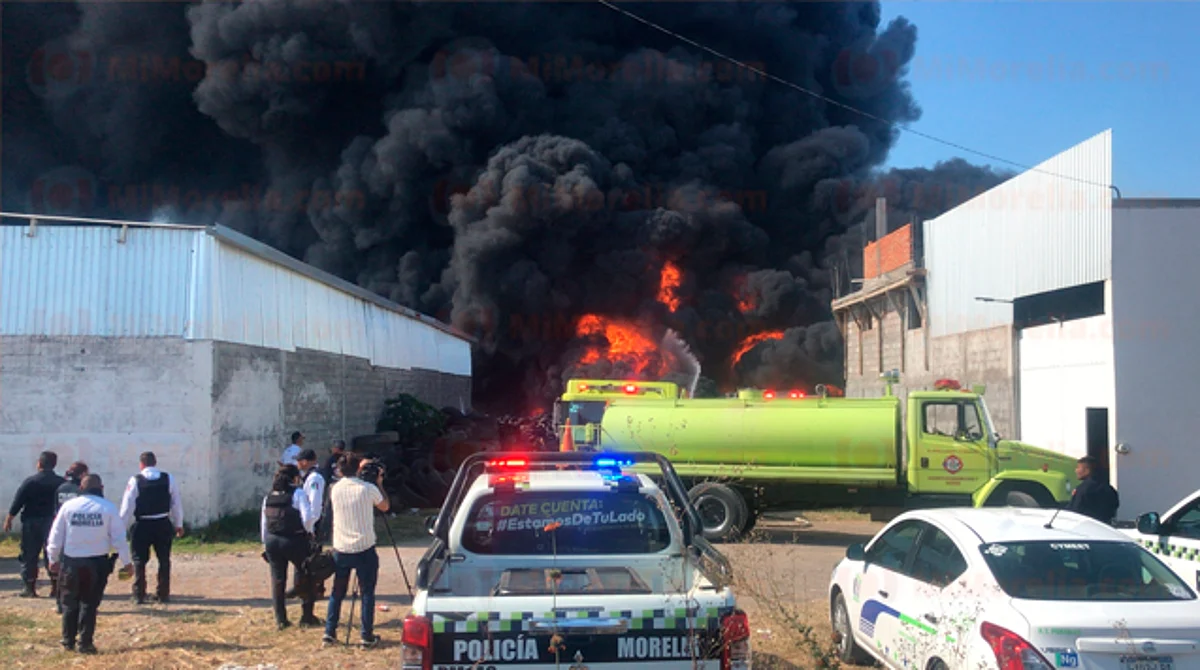 Bomberos intentan controlar incendio en depósito de llantas en Tarímbaro