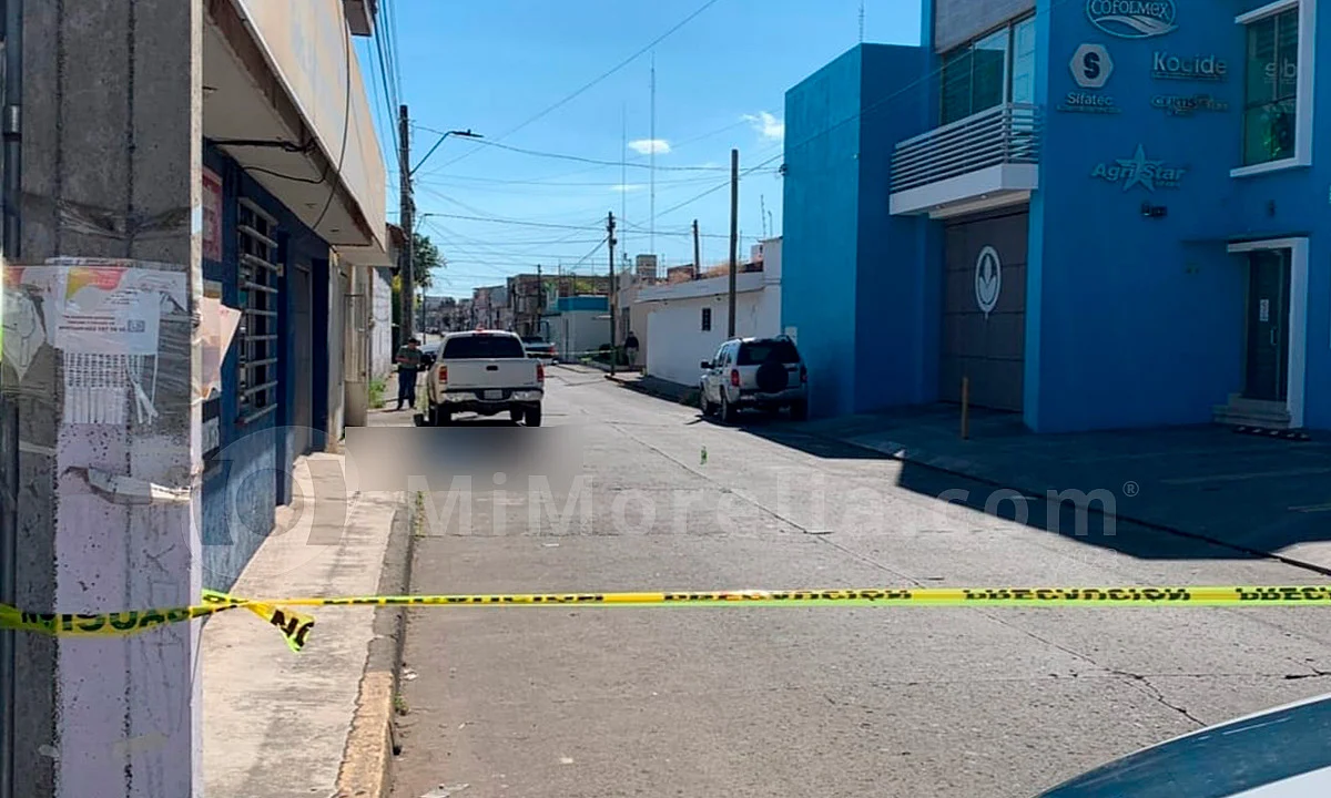 Desde un auto, acribillan a peatón en calle de Uruapan