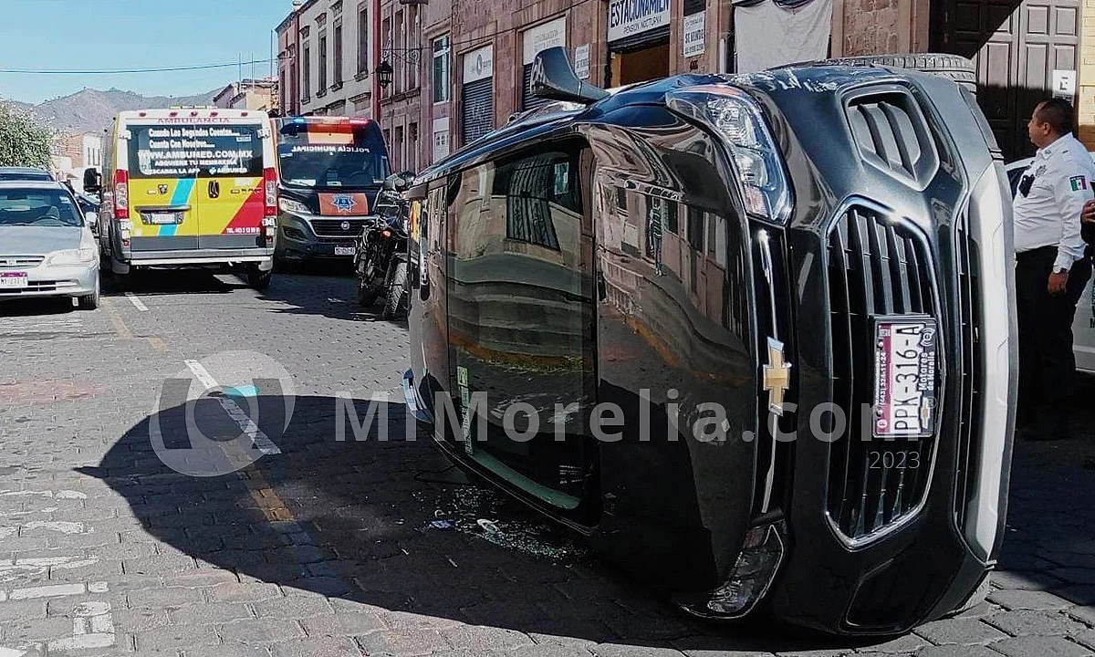 Sin lesionados, volcadura de camioneta en el Centro de Morelia