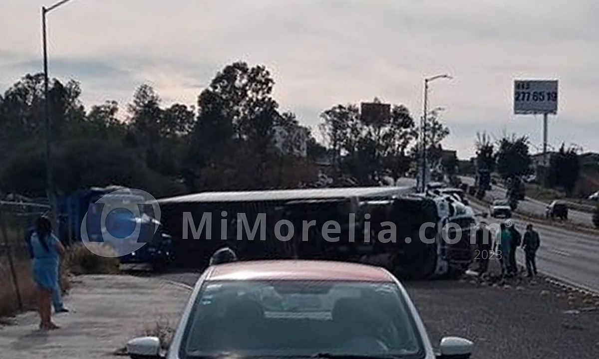 Morelia: vuelca tráiler en salida a Salamanca